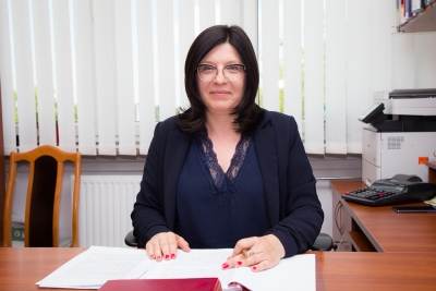 Osoba siedząca przy biurku