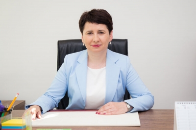 Osoba siedząca przy biurku