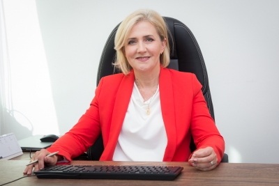 Osoba siedząca przy biurku